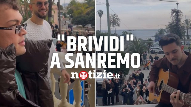 Sanremo 2022, Mahmood e Blanco cantano Brividi live dal balcone dell'albergo: fan in delirio