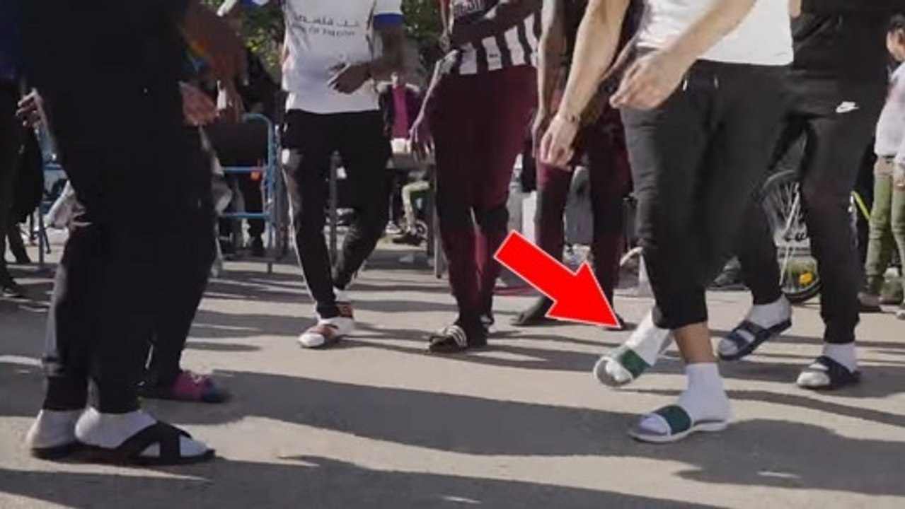 Découvrez la raison pour laquelle les adolescents se rendent maintenant à l'école en claquettes-chaussettes...