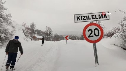 Sivas'ta vatandaş ve çocukların şişme bot ve kızaklarla kayak yapması renkli görüntüler oluşturdu