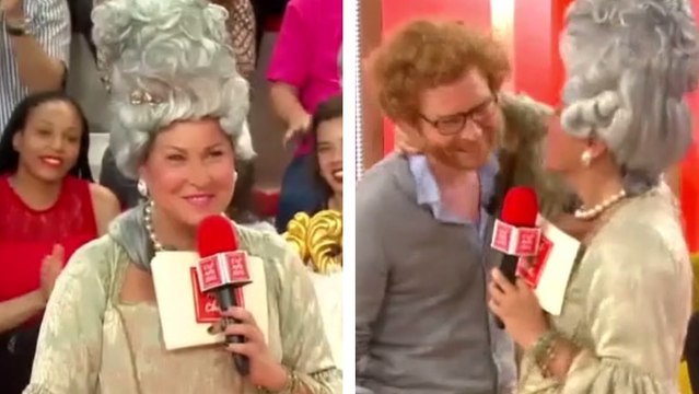 Evelyne Thomas embrasse un invité sur le plateau de C'est mon choix !