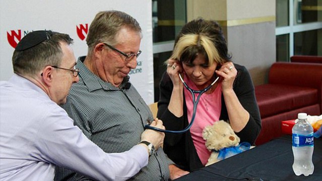 Fête des mères : elle écoute le coeur de son fils dans le corps d'un autre homme