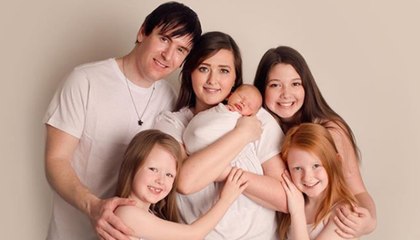 Ce couple de Youtubeurs vend des répliques de son bébé pour 350$ !