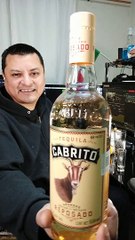 bebiendo tequila cabrito reposado y enviando saludos a todos los seguidores de tik tok  saluta