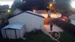 Une caméra de surveillance filme un policier en train de tirer sur 2 chiens dans leur jardin !