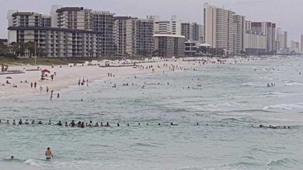 80 personnes unissent leurs forces pour sauver une famille de la noyade