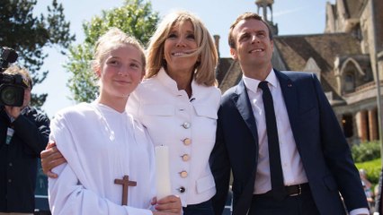 Macron : on sait enfin pourquoi le couple présidentiel a posé avec des communiants en aube blanche