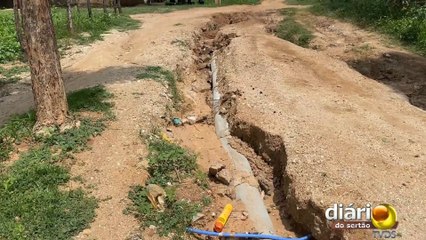 Sofrendo com rua intrafegável e esgoto, moradores chamam atenção do prefeito Zé Aldemir