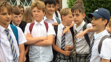 Angleterre : un groupe d'adolescents se rend au collège en jupe pour faire changer le règlement intérieur