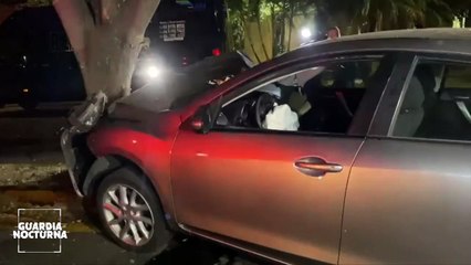 El conductor de un automóvil particular se impactó contra un árbol, en la colonia La Calma