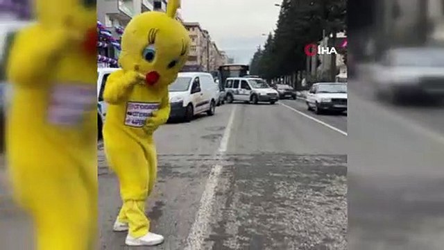 Kahramanmaraş'ta civciv kostümü giyen bir kişi, polis otosunun üstüne oturunca ekipler tarafından aracın kafesine konuldu