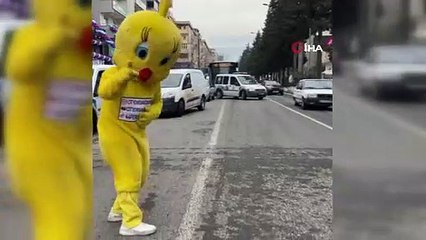 Kahramanmaraş'ta civciv kostümü giyen bir kişi, polis otosunun üstüne oturunca ekipler tarafından aracın kafesine konuldu