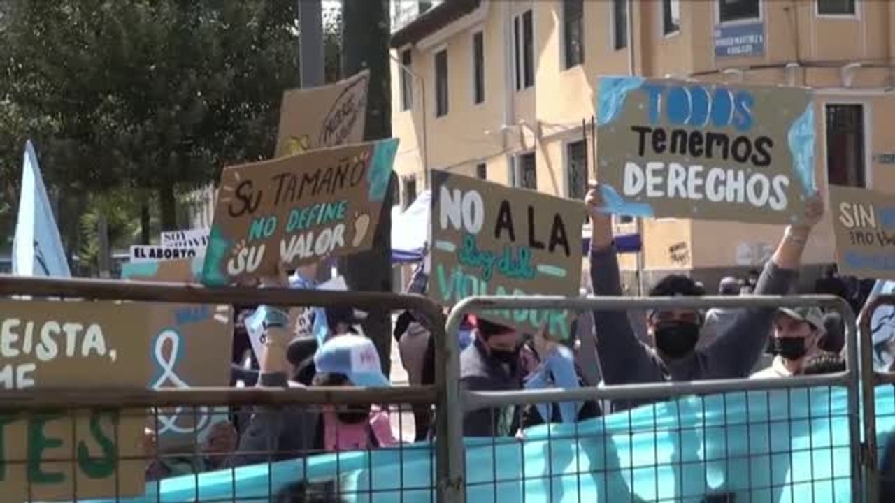 Manifestantes contra el aborto y grupos a favor de la legalización protestan frente a la Asamblea Nacional de Ecuador