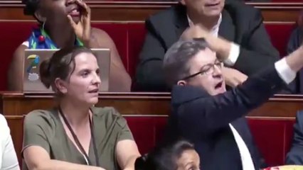 Baisse des APL : Mélenchon rapporte un sac de courses à l'Assemblée Nationale !