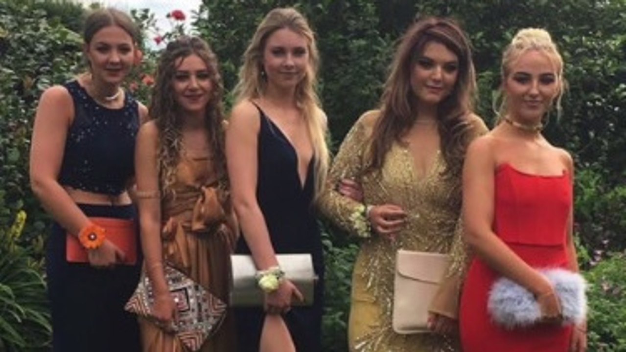 Astuce : une de ces jeunes femmes a eu une idée de génie pour entrer avec une bouteille à son bal de promo