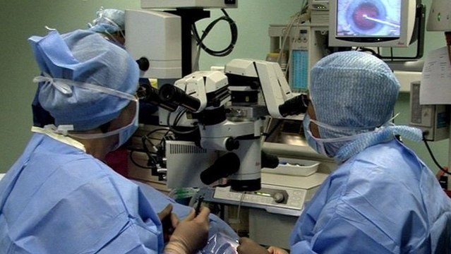 Ils allaient l'opérer de la cataracte quand ils font une horrible découverte dans son oeil !