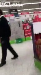 Tải video: Cette voleuse a caché beaucoup de choses sous sa robe au supermarché