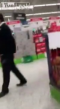 Cette voleuse a caché beaucoup de choses sous sa robe au supermarché