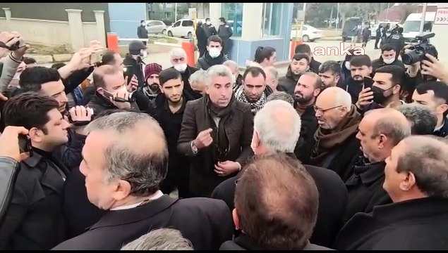 Şanlıurfa’da vatandaşlar, elektrik faturalarını, elektrik dağıtım şirketinin binası önünde protesto etti