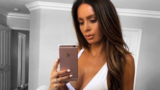 Enceinte de quelques mois, elle poste une photo de son ventre sur le web mais un curieux détail n'échappe pas aux internautes...