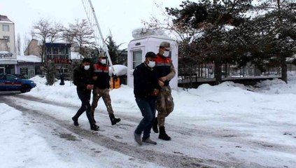 İnsan kaçakçılığı yapan 2 kişi tutuklandı