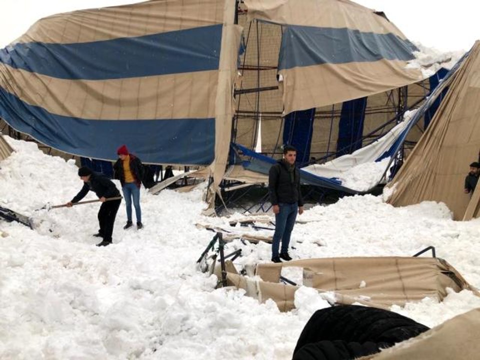 Hizan'da halı sahanın çatısı çöktü: 3 yaralı