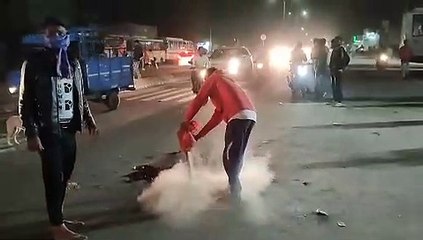 पत्थर से भरे ट्रक की चपेट से युवक की मौत, बसों में तोडफ़ोड़