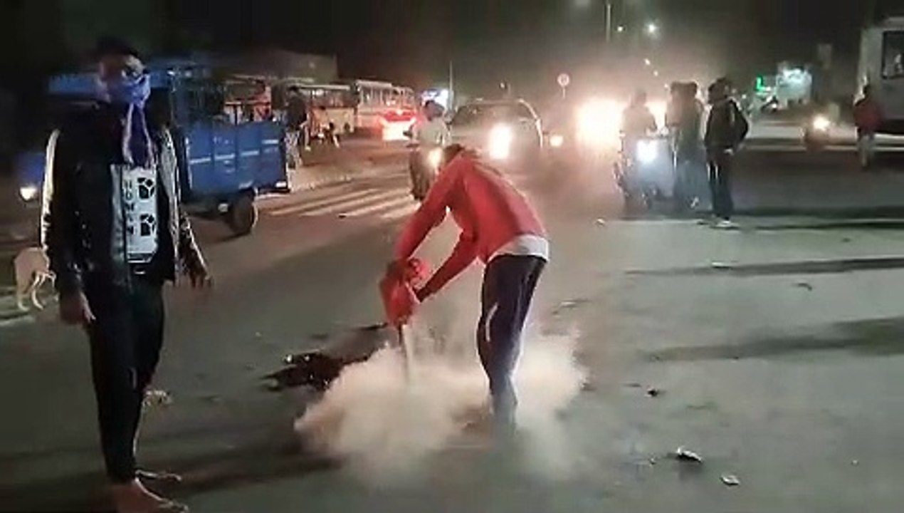 पत्थर से भरे ट्रक की चपेट से युवक की मौत, बसों...