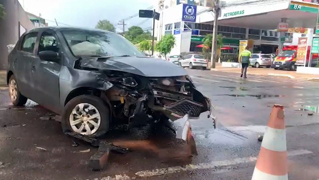 Dois carros se envolvem em forte colisão nas Ruas Paraná e Nereu Ramos