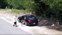Une caméra de surveillance filme un homme en train d'abandonner son chien sur la route