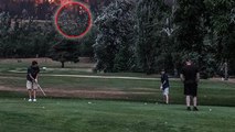 En pleine partie de golf, ils regardent le ciel et se rendent compte de la catastrophe !