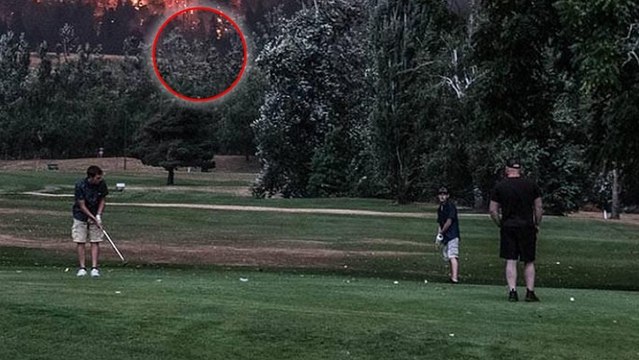En pleine partie de golf, ils regardent le ciel et se rendent compte de la catastrophe !