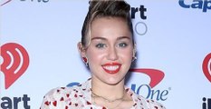 Miley Cyrus renoue avec la provocation en montrant sa sa culotte sur le tapis rouge du festival iHeartRadio Music