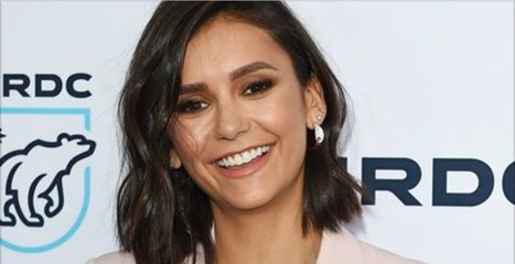 Nina Dobrev un carré stricte avec une frange pour les besoins d"un film... ses fans divisés