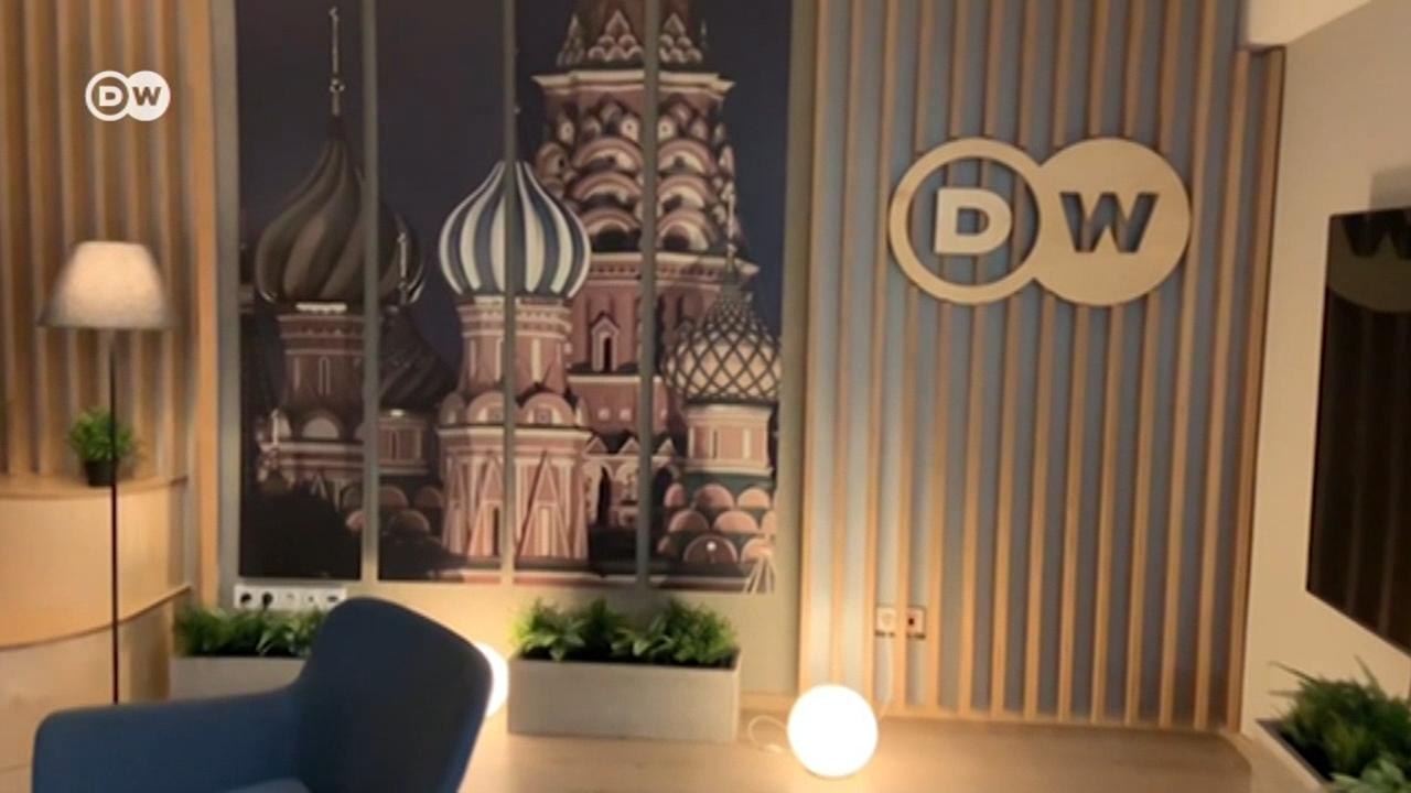Политологи считают запрет на вещание DW в Росси...