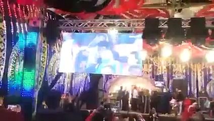 "سابوا الفرح ونقلوا الماتش على الشاشات".. شاهد أغرب زفة أثناء مباراة مصر والكاميرون