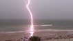 L'impressionnante vidéo slow-motion d'un éclair frappant une plage de Floride