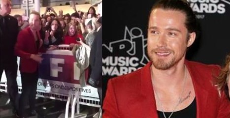 Julien Doré arrive sur le tapis rouge des NRJ Music Awards accompagné d'une fan !