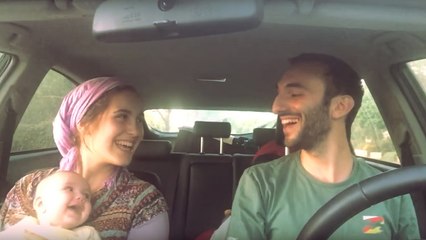 Ce couple chante dans la voiture mais leur bébé leur pique la vedette