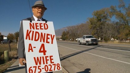Le message inscrit sur la pancarte de cet homme a interpellé de nombreux passants