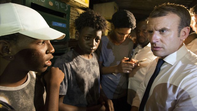 Il y en a qui ne fument pas que des cigarettes : quand Macron surprend des jeunes en train de fumer du cannabis