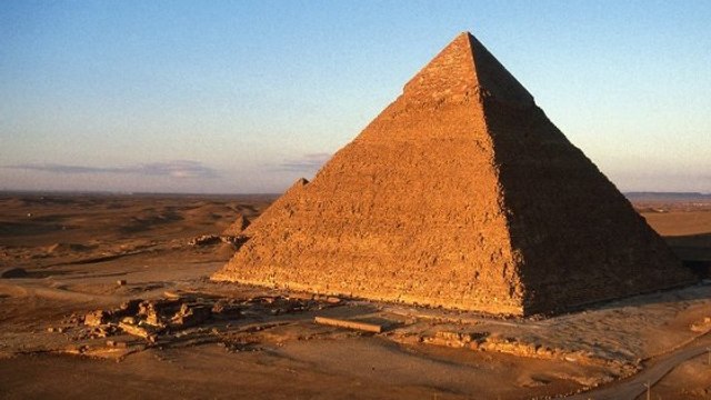 Egypte : des chercheurs découvrent une cavité dans la pyramide de Khéops