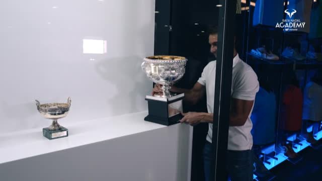 Nadal coloca el trofeo del Open de Australia en el museo de su academia