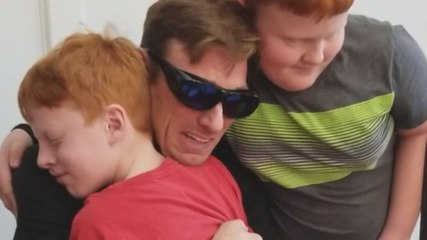 Daltonien, il met des lunettes correctrices et voit la couleur de cheveux de ses enfants pour la première fois