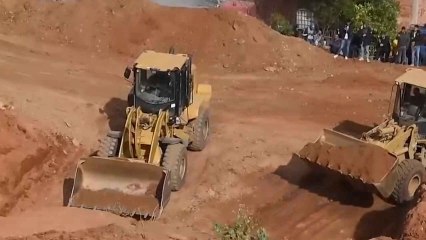 Ministro marroquí dice que queda poco para sacar al niño caído en un pozo GIF