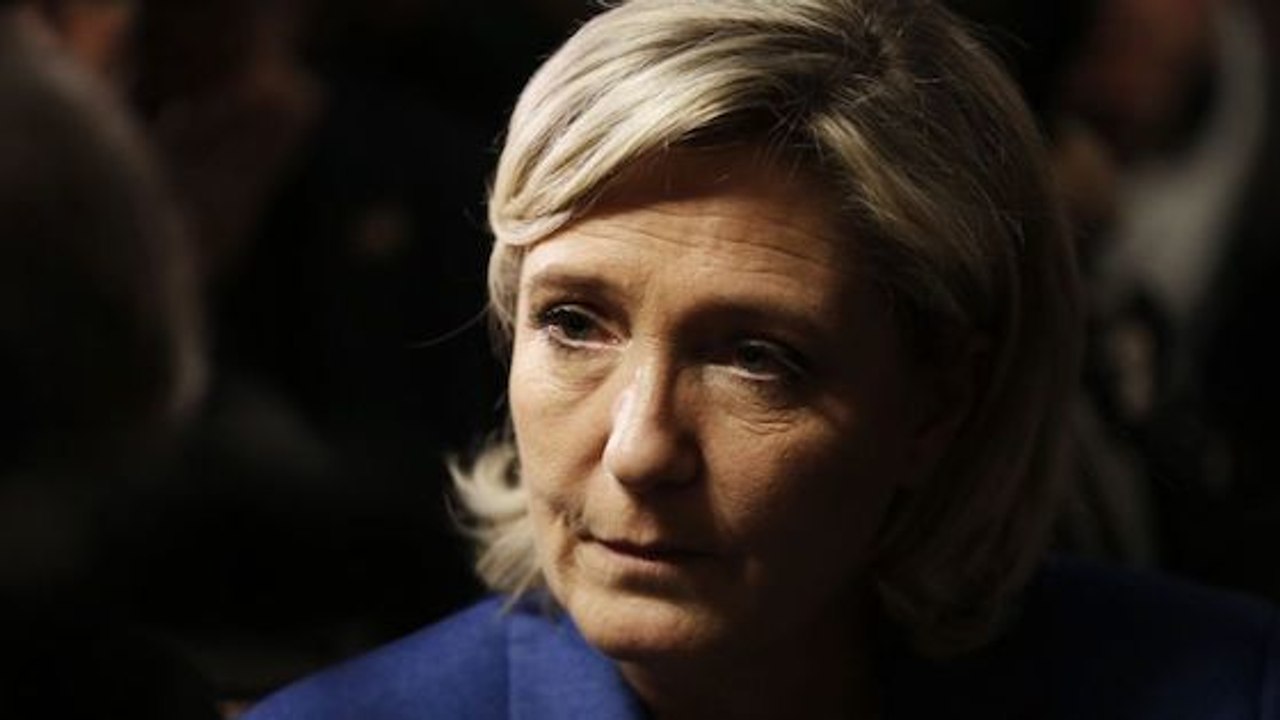 Hommage à Johnny Hallyday : pourquoi la famille du chanteur ne voulait pas de Marine Le Pen aux obsèques ?