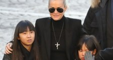 Hommage à Johnny Hallyday : Laeticia portait la croix de son mari