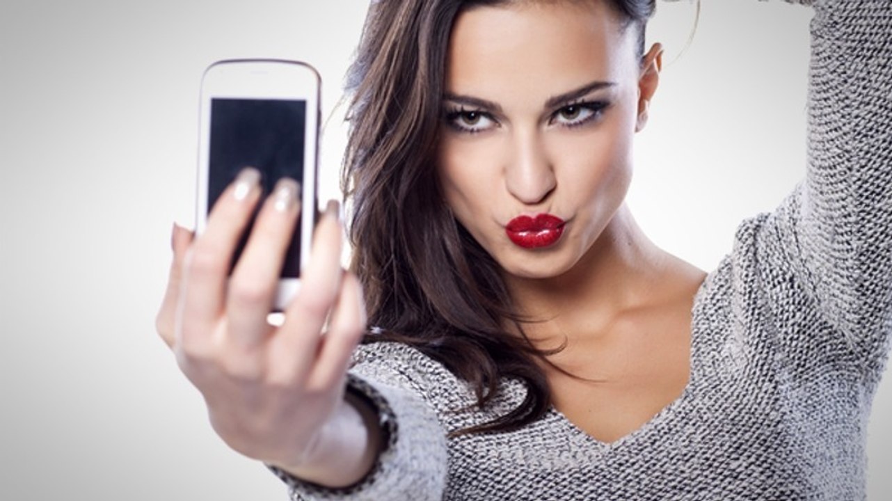 Si vous vous prenez en photo au moins 3 fois par jour, vous êtes atteint de la selfitis
