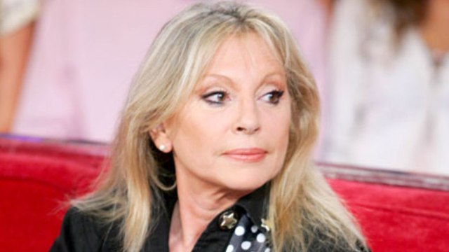 Johnny Hally­day : Véro­nique Sanson évoque la disparition du chanteur