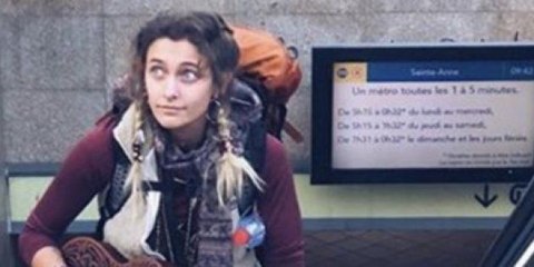 Paris Jackson joue du ukulélé... dans les rues de Rennes