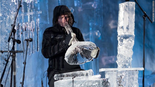 L'homme qui transforme la glace en musique